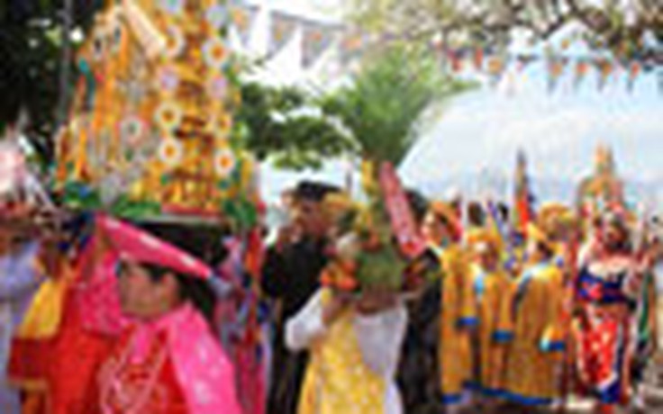 Hàng chục ngàn người về dự lễ hội Tháp Bà Ponagar