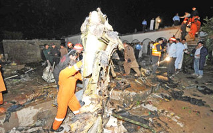 Rớt máy bay ở Pakistan, hơn 120 người chết