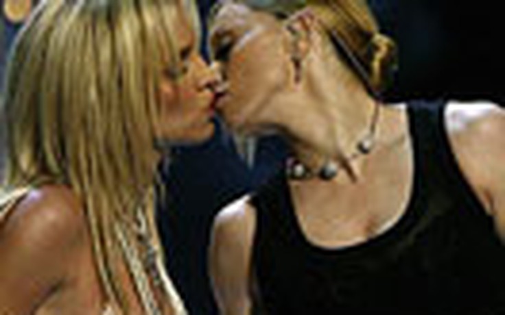 Madonna đề nghị Britney tái hiện nụ hôn “lịch sử”