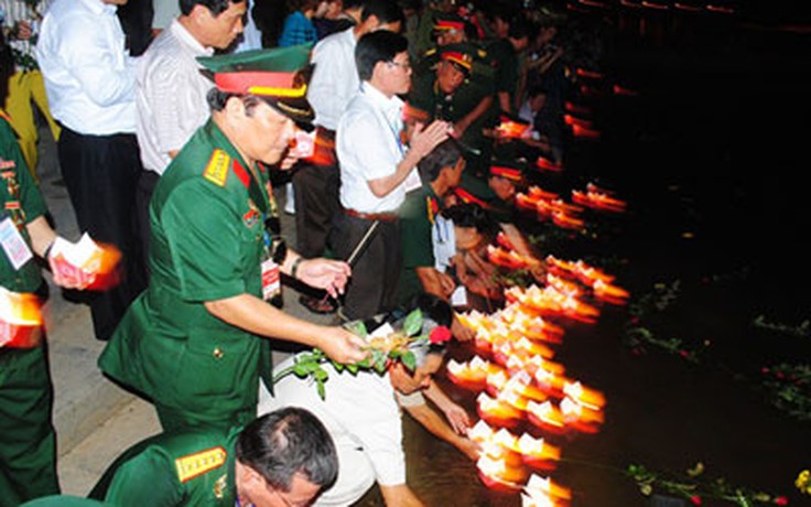 Đêm hoa đăng và lễ thượng cờ bên bờ Hiền Lương