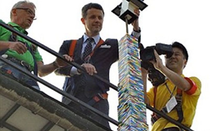 Tháp Lego lập kỷ lục với chiều cao hơn 30m
