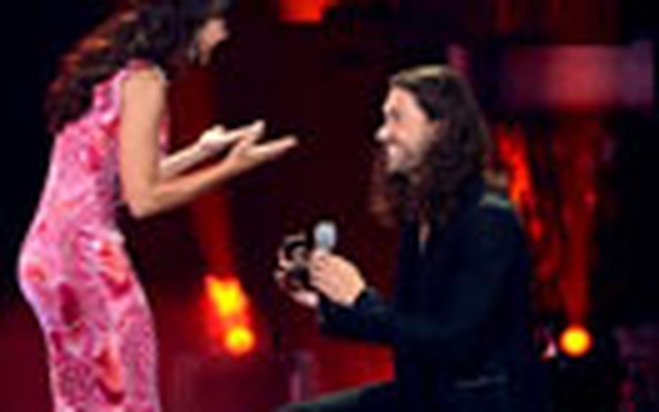 Màn cầu hôn xúc động trên sân khấu American Idol