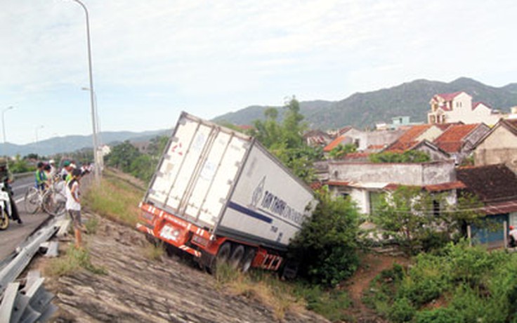 Xe container lao xuống ta luy