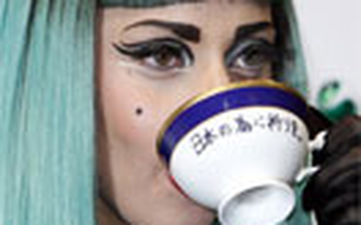 75.000 USD cho ly trà có dấu son môi của Lady Gaga