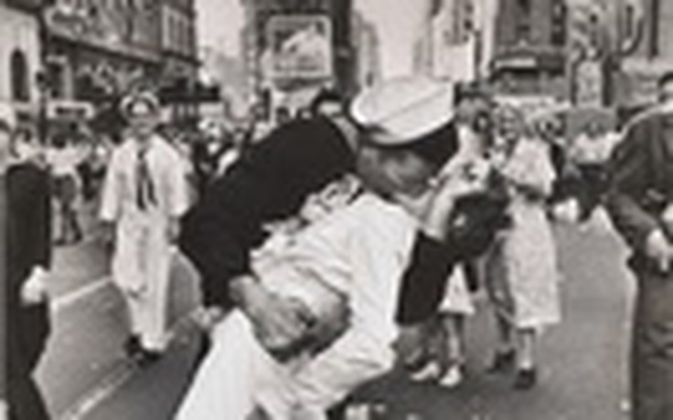 Bí ẩn bức ảnh “Nụ hôn ở quảng trường Thời Đại” được giải mã?