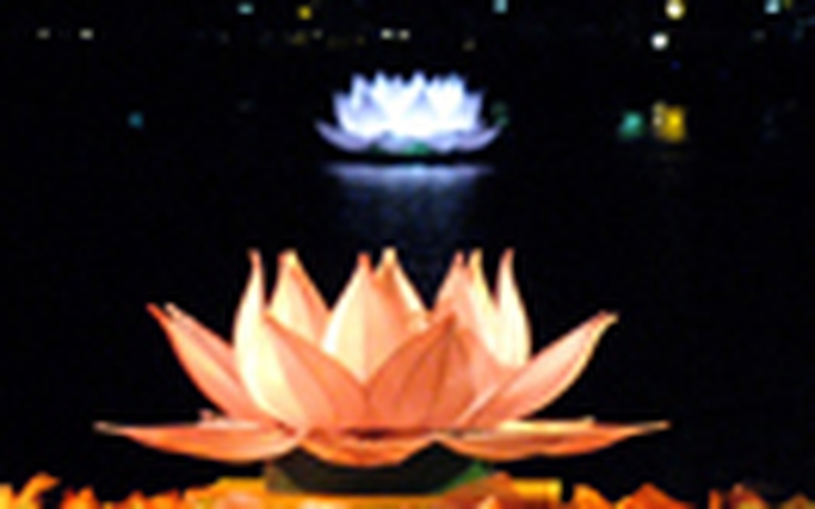 Sông Hương lung linh với đêm hội hoa đăng