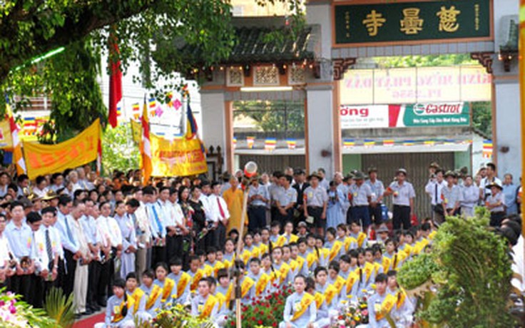 Hàng vạn phật tử Huế tham dự đại lễ Phật đản