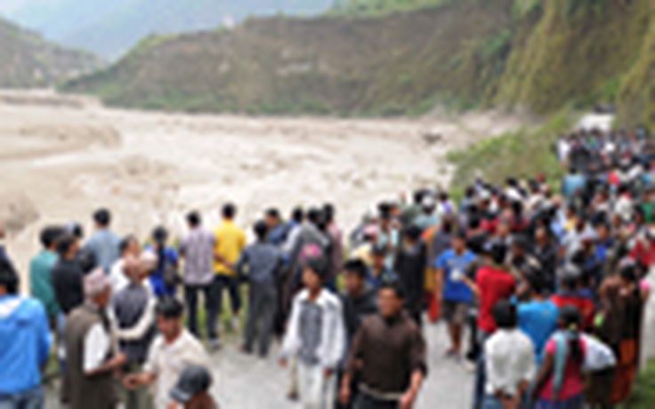 Sông vỡ bờ ở Nepal, 13 người chết