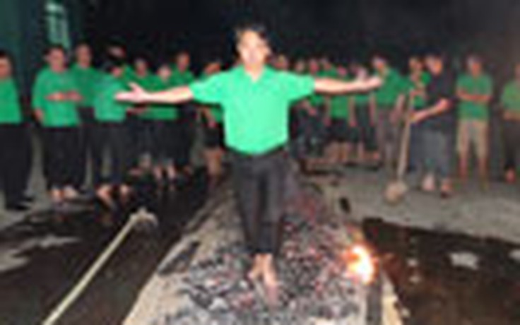 Mai Linh cho cán bộ học đi trên lửa