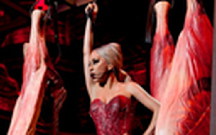 Lady Gaga lại gây sốc với “váy thịt”