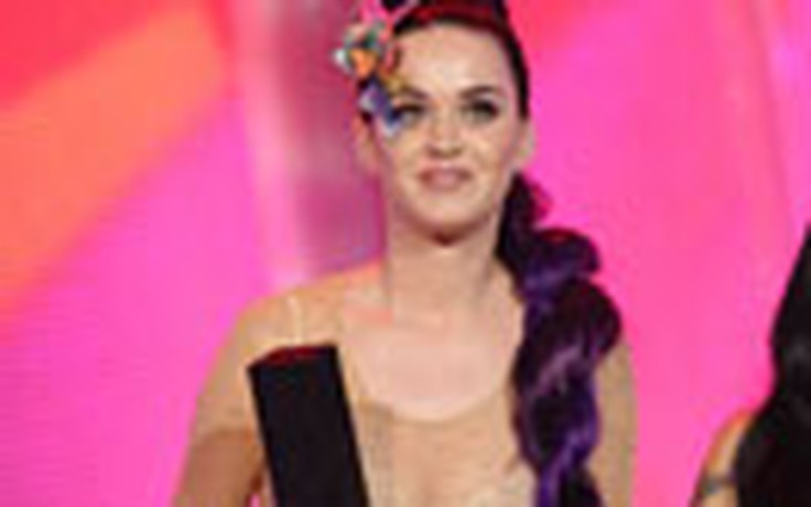 Katy Perry bị chỉ trích vì diện trang phục trong suốt