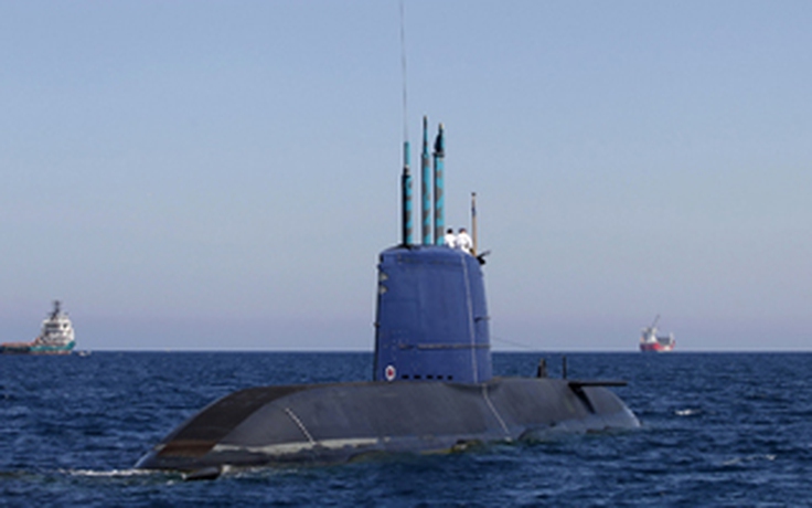 Tàu ngầm Israel mang tên lửa hạt nhân tiến gần Iran