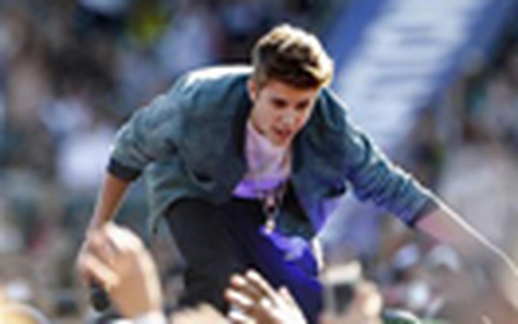 Phát cuồng vì Justin Bieber, 49 fan nữ bị thương