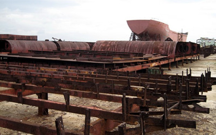 Hàng trăm tấn sắt đóng tàu thành phế liệu