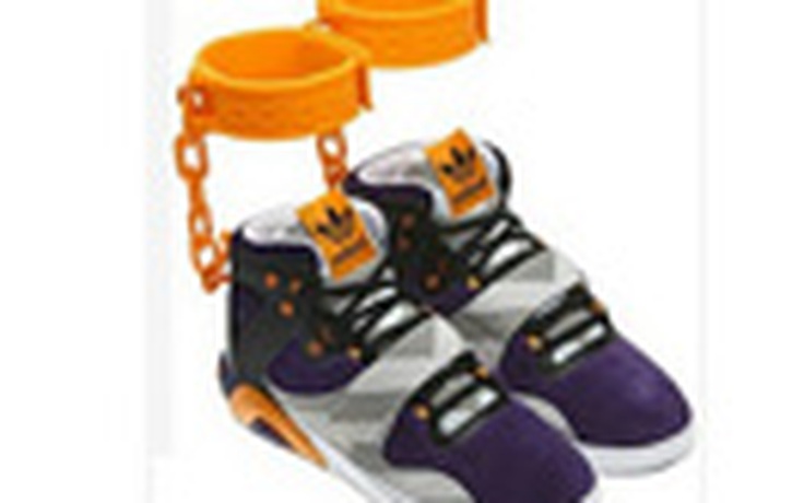 Adidas hủy bán giày “nô lệ”