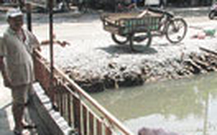 Khổ với cái ao thối