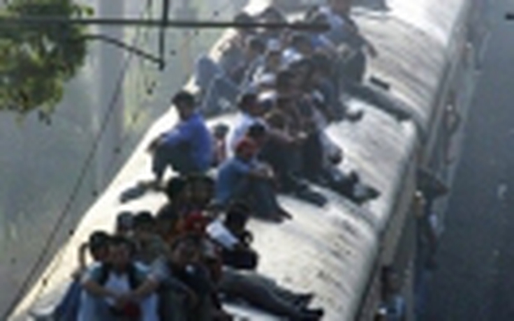 Indonesia hạ đường dây điện để chặn nạn “quỵt” vé xe lửa
