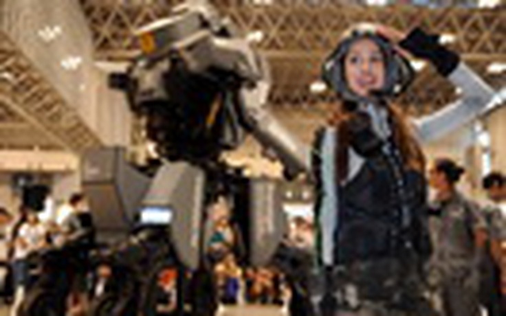 Cận cảnh chiến binh robot điều khiển bằng iPhone