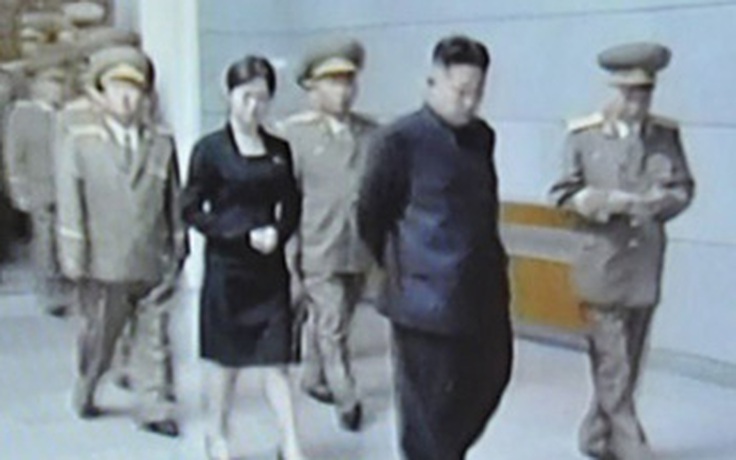 Cô gái bên cạnh ông Kim Jong-un
