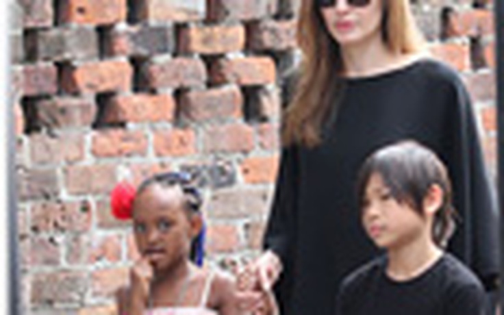 Angelina Jolie cấm con nghe nhạc của Rihanna