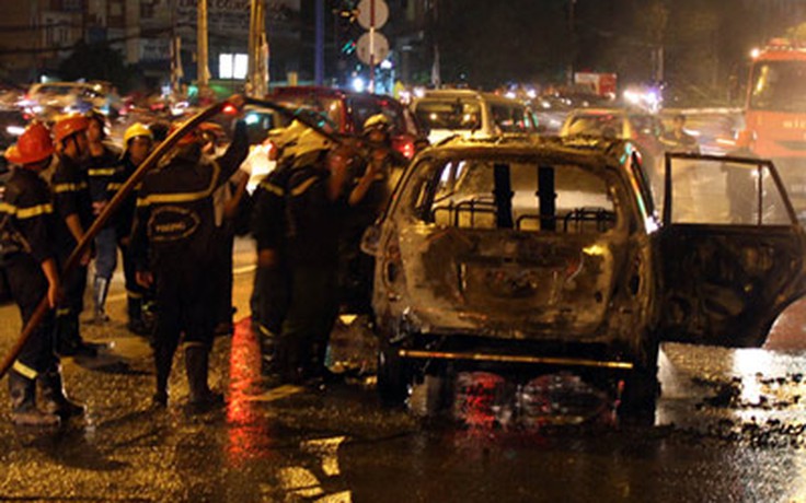 Taxi cháy rụi, 5 hành khách thoát chết
