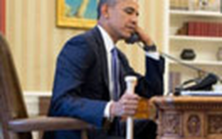 Ảnh Obama cầm gậy nói chuyện điện thoại gây phẫn nộ