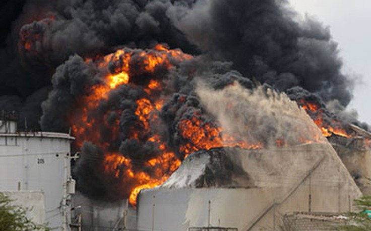 Vụ cháy Nhà máy lọc dầu Venezuela lan rộng