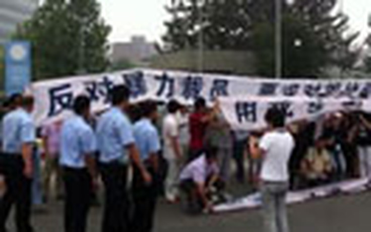 Mất việc ở Motorola, nhân viên Trung Quốc biểu tình