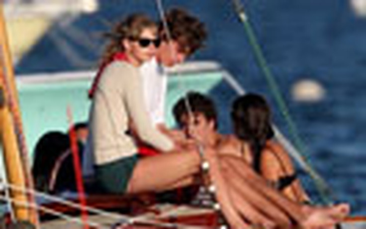 Taylor Swift ra mắt "người tình trẻ" với bố mẹ