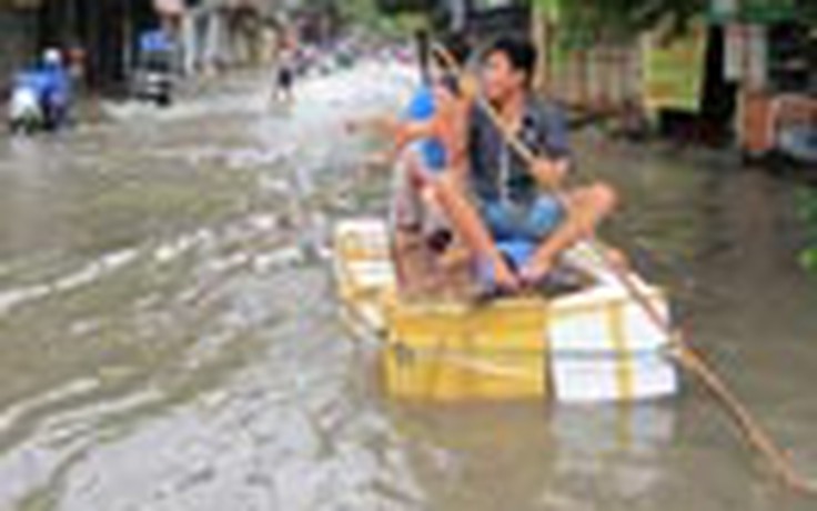 Chèo thuyền trên… phố Hà Nội