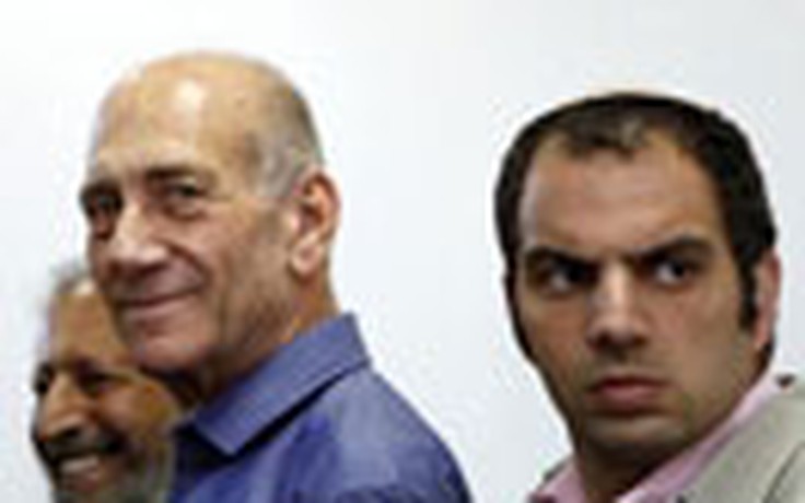 Cựu thủ tướng Israel thoát án tù