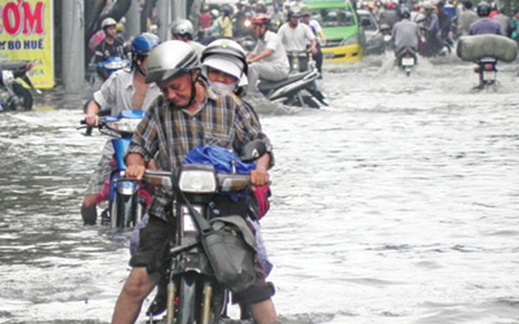 TP.HCM mưa lớn, đường thành sông