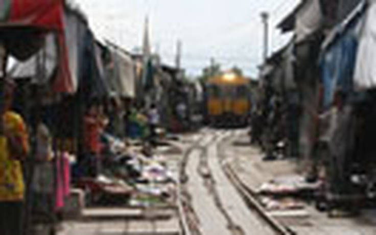 "Chợ đường ray" ở Thái Lan