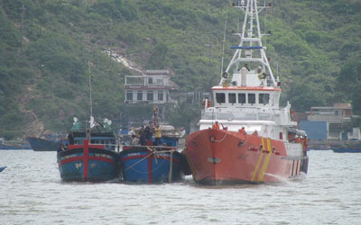 Lai dắt hai tàu cá gặp nạn vào cảng Quy Nhơn