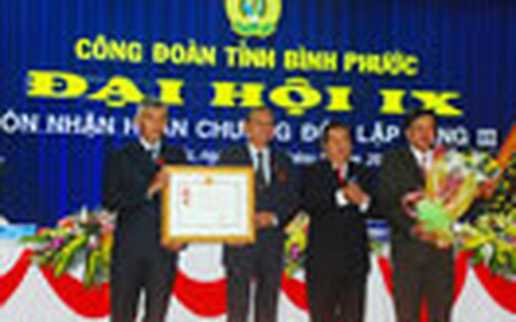 LĐLĐ Bình Phước đón nhận Huân chương độc lập hạng III
