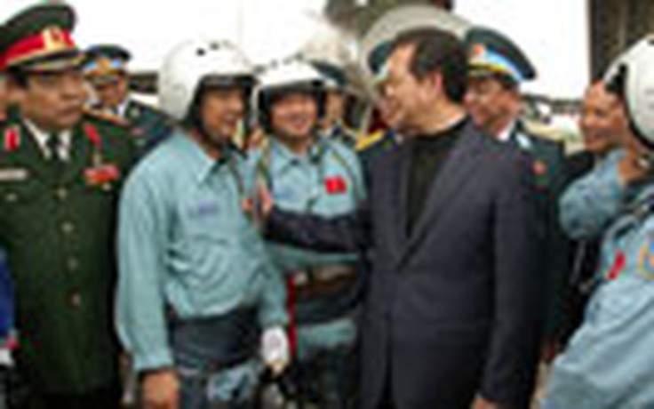 Thủ tướng Nguyễn Tấn Dũng thăm Trung đoàn Không quân 923