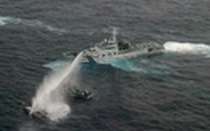 Tàu Nhật phun vòi rồng đuổi tàu Đài Loan