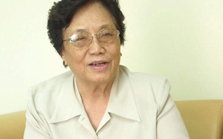 Bà Nguyễn Thị Bình nhận Huy hiệu 65 năm tuổi Đảng