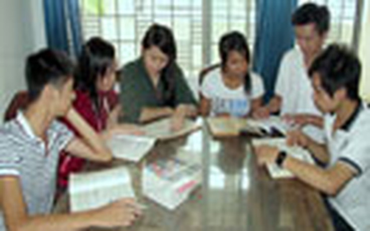 Lúng túng thu học phí sinh viên huyện nghèo