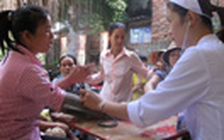 Vụ chôn thuốc trừ sâu tại Thanh Hóa: Khám sức khỏe người dân