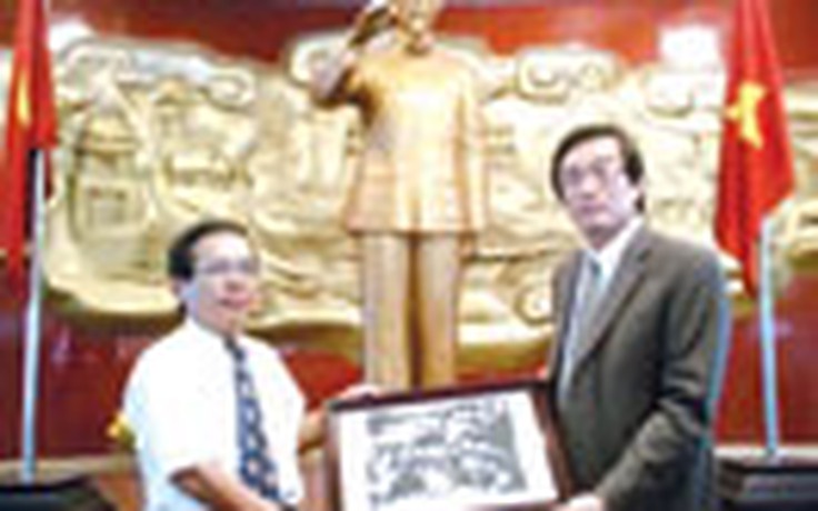 Dòng họ Nguyễn Sinh trao tặng bức ảnh Bác Hồ cho bảo tàng