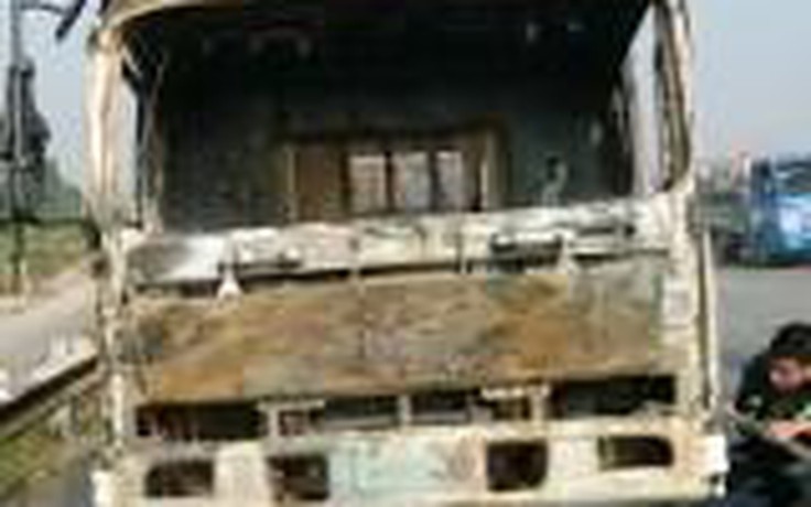 Xe tải cháy rụi trên cầu Thanh Trì