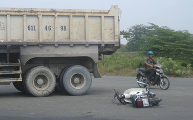 Tông xe ben, nam sinh viên bị thương nặng