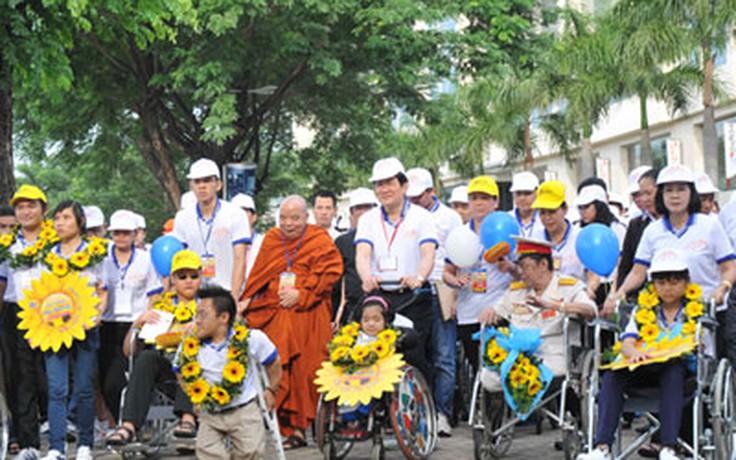 Chủ tịch nước đi bộ gây quỹ giúp người khuyết tật