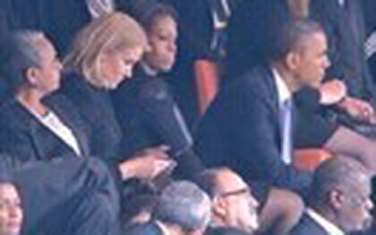 Ông Obama bị vợ bắt đổi chỗ sau khi chụp ảnh tự sướng tại lễ tang Mandela? Ông Obama bị vợ bắt đổi chỗ sau khi chụp ảnh tự sướng tại lễ tang Mandela?