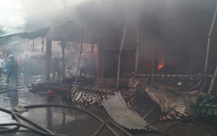 Cháy rụi gần 20 ki ốt chợ Nhà Xanh