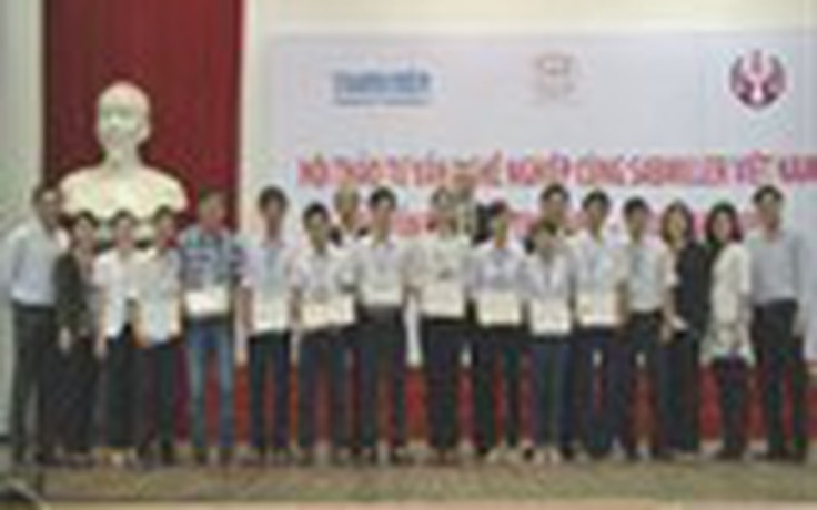 Trao học bổng Nguyễn Thái Bình cho sinh viên vượt khó