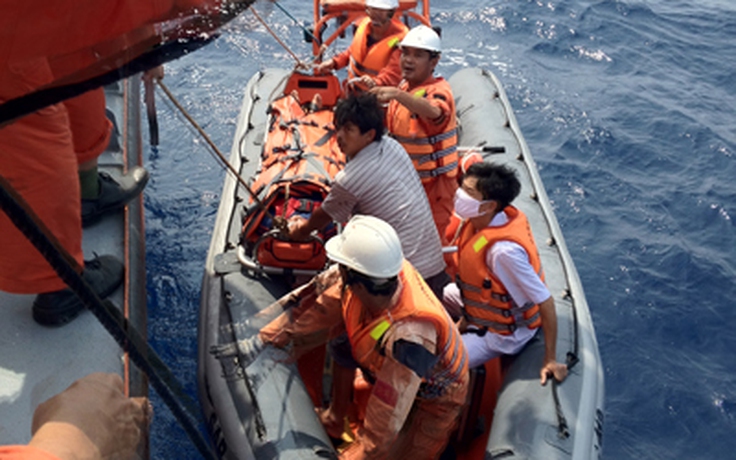 Cứu một người Lào trôi dạt trên biển