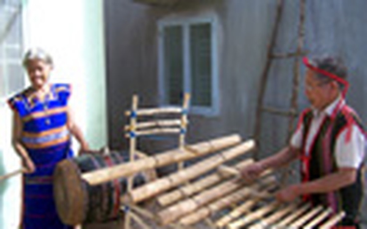 Hai cụ già chơi đàn t’rưng