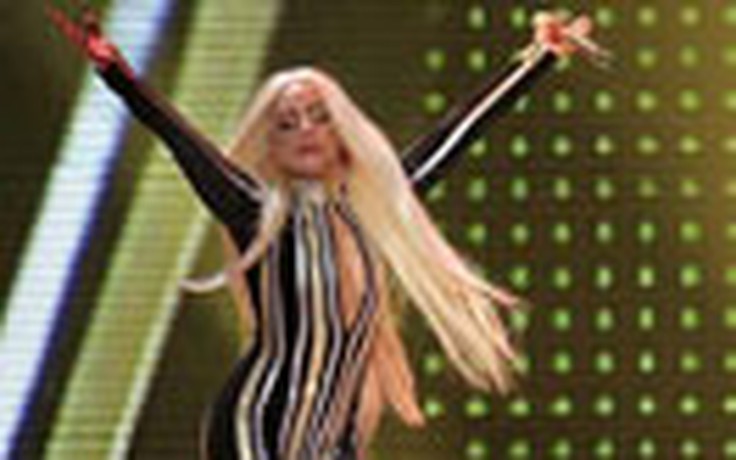 Lady Gaga tạm ngừng biểu diễn vì viêm khớp